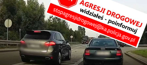 Na zdjęciu samochód typu suw wyprzedza poprzez obszar wyłączony z ruchu inny samochód. Na górze obrazka napis stop agresji drogowej oraz adres email.