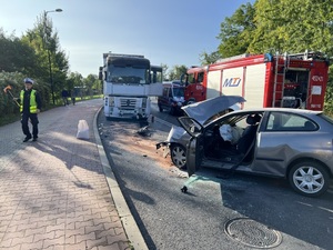 Miejsce wypadku. widać rozbita osobówkę i rozbitego Tira.