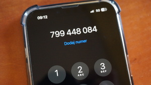 Na zdjęciu widzimy ekran telefonu z wybranym numerem 799-448-084