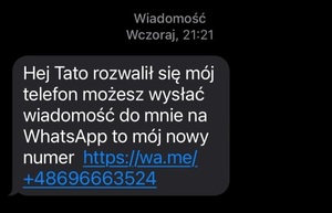 Na zdjęciu zrzut z ekranu smartfona na nim widać treść SMS - &quot;hej tato rozwalił mi się mój telefon, możesz wysłać wiadomość na whatsappa na mój nowy numer.