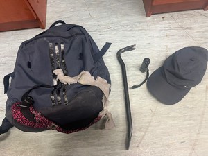 Na zdjęciu plecak, łom latarka i czapka z daszkiem.