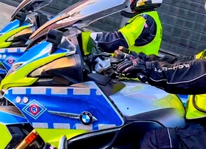 Na zdjęciu dwaj policyjni motocykliści.