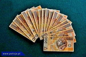 Na zdjęciu wachlarz banknotów 200 złotowych