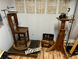 Na zdjęciu stare krzesło obrotowe do wykonywania zdjęć sygnalitycznych przestępców.