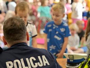 Na zdjęciu Policjant rozmawia z dziećmi