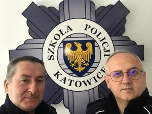 Na zdjęciu pozuja dwaj kryminalistycy Sikora Dariusz i Grzegorz Siwczyk z lewej.