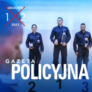 Na podium stoi trójka policjantów, po lewej jedna kobieta.