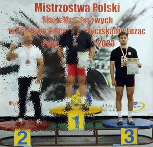 Na zdjęciu podium. osoby z pierwszego i drugiego miejsca zamazane komputerowo.