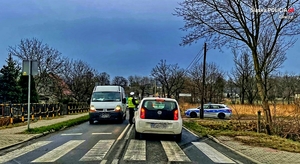 Na zdjęciu ulica i stojące samochody, których kierowcy zatrzymali się do kontroli stanu trzeźwości.