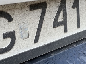 Na zdjęciu fragment tablicy rejestracyjnej samochodu.