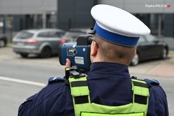 Policjant drogówki mierzący prędkość pojazdów miernikiem laserowym