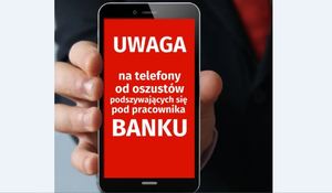 Na zdjęciu dłoń trzymająca smartfon, na ekranie którego znajduje się napis - uwaga na telefony od oszustów podających się za pracowników banku!