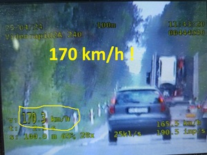 Na zdjęciu widzimy pomiar prędkości - ekran wideorejestratora. widać odczyt prędkości 170 kilometrów na godzinę oraz pojazd marki audi.