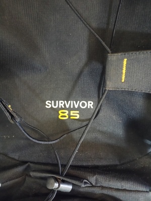 Na zdjeciu wyhaftowany napis z nazwą plecaka Survivor