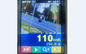 Na zdjęciu motocykl i napis 110 km/h - to pomiar z miernika prędkości.