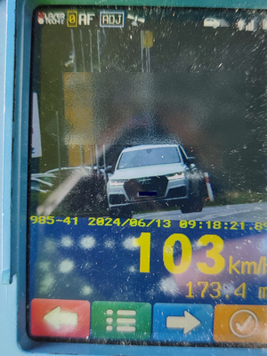 Na zdjęciu ekran laserowego miernika prędkości a na nim zmierzona prędkość samochodu marki Audi - 103 km/h