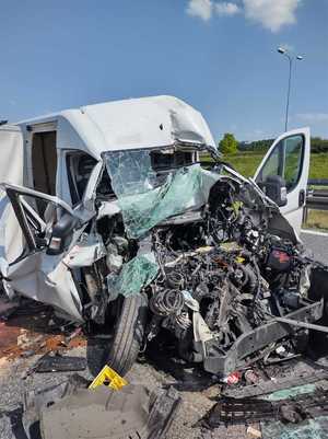 Na zdjęciu widzimy pojazd marki fiat ducato po zdarzeniu drogowym w stanie znacznego uszkodzenia.