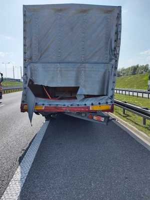 Na zdjęciu widzimy tył pojazdu naczepy z pojazdu ciężarowego po zdarzeniu drogowym.