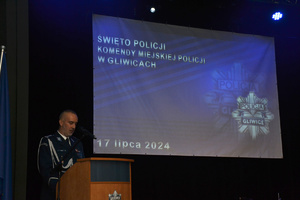 Na zdjęciu widoczni policjanci podczas odchodów święta policji.