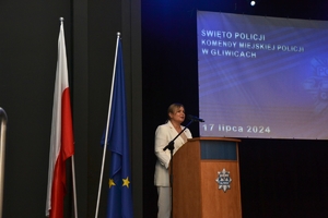 Na zdjęciu widoczni policjanci podczas odchodów święta policji.