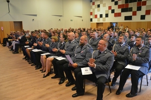 Na zdjęciu widoczni policjanci podczas odchodów święta policji.