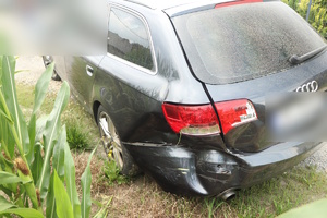 Na zdjęciu widoczny jest uszkodzony pojazd marki Audi, którym poruszał się zatrzymany.