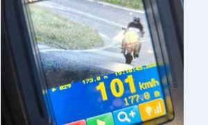 Na zdjęciu motocykl pędzący 101 kilometrów na godzinę.