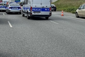 Na zdjęciu pas autostrady, widać policyjne radiowozy