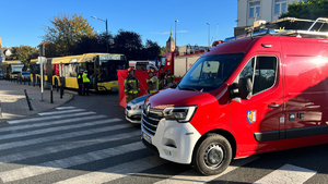 Na zdjęciu miejsce wypadku. Nas pierwszym planie wóz strażacki, na drugim autobus komunikacji miejskiej, widać policjantów strażaków i parawan