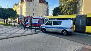 Na zdjęciu miejsce wypadku- widać wozy pogotowia ratunkowego, straży, policji i autobus komunikacji miejskiej.