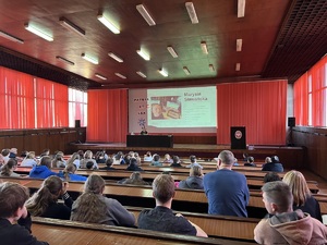 Na zdjęciu aula wypełniona słuchaczami słuchającymi wykładu dziennikarki