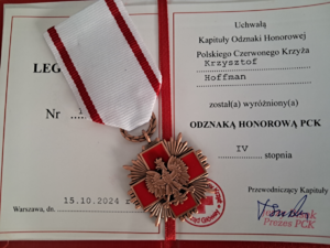 Na zdjęciu legitymacja Honorowego Dawcy krwi i medal