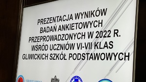 Na zdjęciu ekran z napisem świadczącym o wyśwetleniu wyników badań wśród uczniów gliwickich szkół.