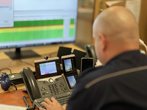 Na zdjęciu dyżurny policji przed telefonem