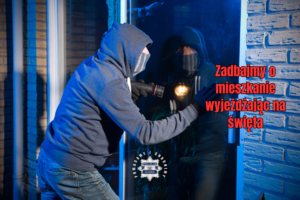 Na zdjęciu zakapturzony włamywacz z latarka zagląda przez szybę do domu.