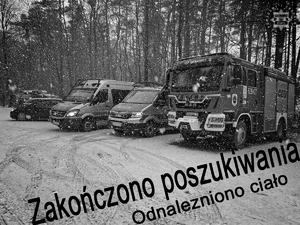 Na zdjęciu pojazdy służb poszukiwawczych na parkingu i napis zakończono poszukiwania.