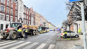 Na zdjęciu widzimy miejsce wypadku, po lewej ciągnik rolniczy z naczepą a za nim rozbity autobus.