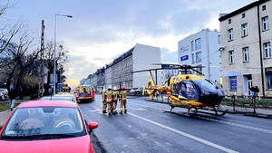 Na zdjęciu widzimy ulicę Chorzowska w gliwicach a na niej śmigłowiec lotniczego pogotowia