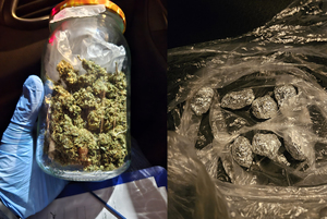 Składanka dwóch zdjęć, po lewej słoik z narkotykami, po prawej zawiniątka - porcje narkotyków.