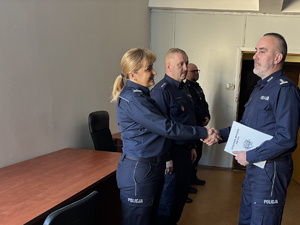Na zdjęciu Komendant KMP Gliwice wręczający akt mianowania