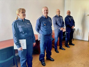 Na zdjęciu widocznych czterech umundurowanych policjantów stojących w rzędzie