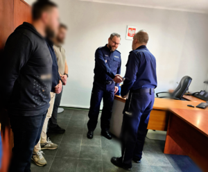 zdjęcie przedstawia komendanta gratulującego awansu nowemu komendantowi