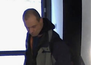 Na zdjęciu widoczny mężczyzna w kurtce z plecakiem