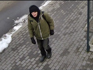 Na zdjęciu mężczyzna ok. 60 lat ubrany w czapkę czarną, zieloną kurtkę i czarne rękawiczki spodnie koloru ciemnego.