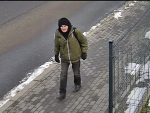 Na zdjęciu mężczyzna ok. 60 lat ubrany w czapkę czarną, zieloną kurtkę i czarne rękawiczki spodnie koloru ciemnego.
