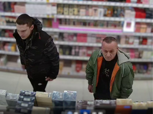 na zdjęciu dwóch mężczyzn stojących przy ladzie sklepowej
