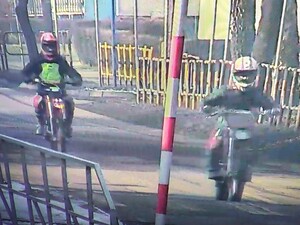 Dwóch mężczyzn jadących na motocyklach typu cross