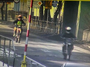 Motocykilsta jadący drogą