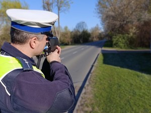 Policjant umundurowany mierzący prędkość