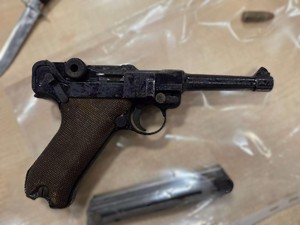 Na zdjęciu broń P08 Parabellum z magazynkiem i 1 szt. amunicji.